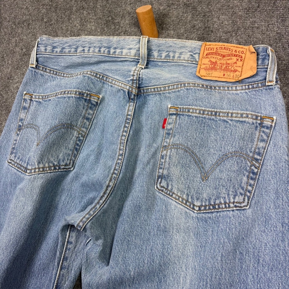 Levi 501 Original Fit Jeans Mens 36x30 Light Wash Blue Denim Button Fly Straight